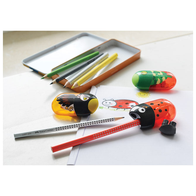 ŠILJILO-GUMICA PVC S PVC ŠKATLO 2LUKNJI RIBA/PAPIGA FABER CASTELL 183525 RDEČE/ZELENO