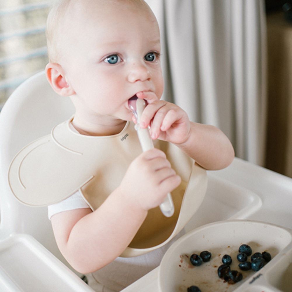BabyOno Silikonski okrugli tanjur s odjeljcima i vakuumom 6 m+, bež