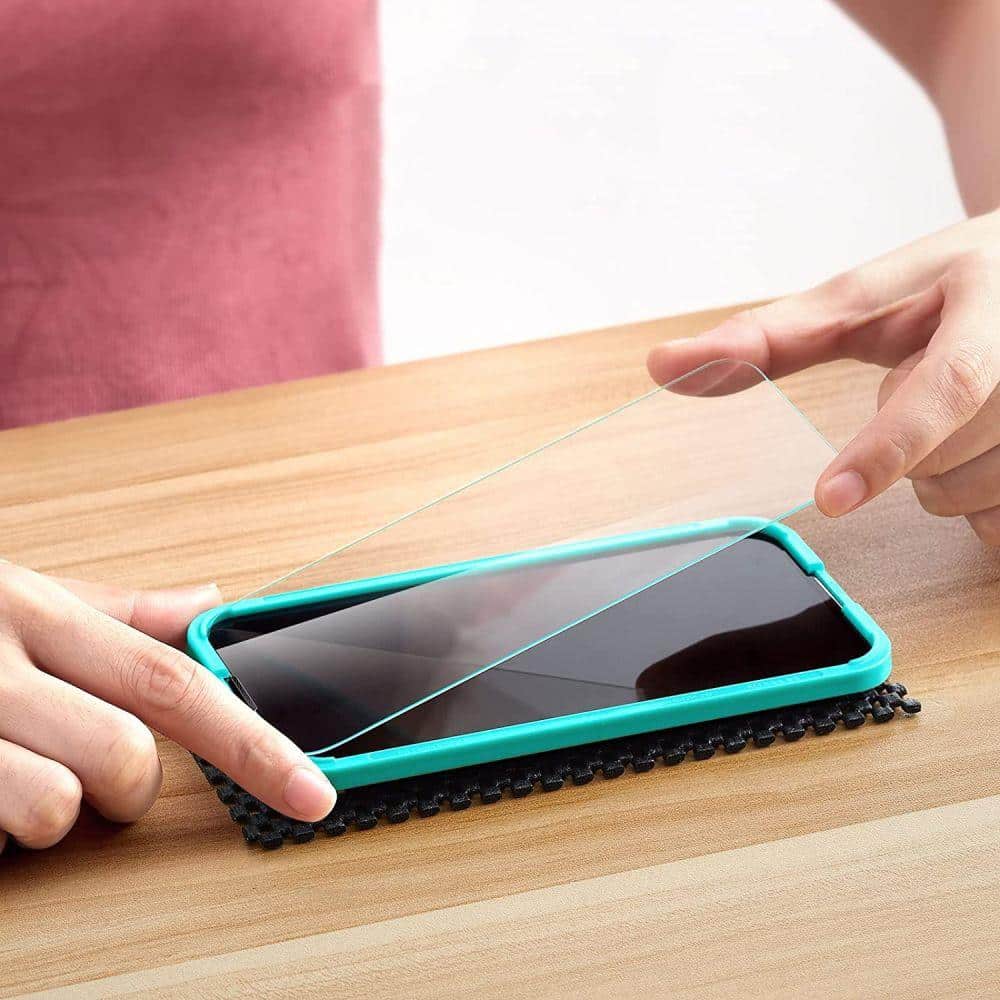 ESR KALENÉ SKLO OCHRANA PRO IPHONE 13 / 13 PRO / 14 ČIRÉ