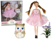 Lutka za igru Emily sa bež mačkom i pletenicama - 30 cm