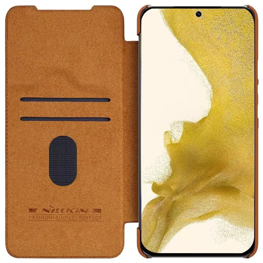 Nillkin Qin Pro kožené flipové pouzdro s ochranou fotoaparátu pro Samsung Galaxy S23 - hnědé