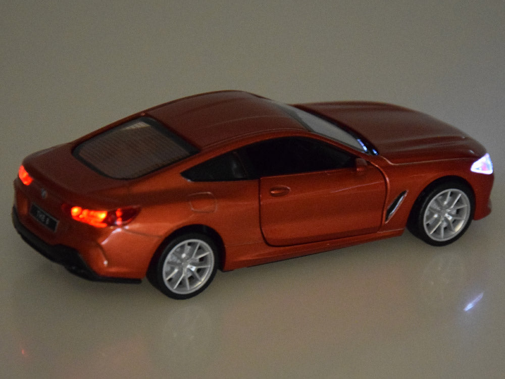 Metalni BMW M850i Coupe (1:35)