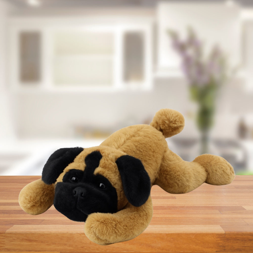 Plišana igračka pas mops koji leži 40cm - smeđi
