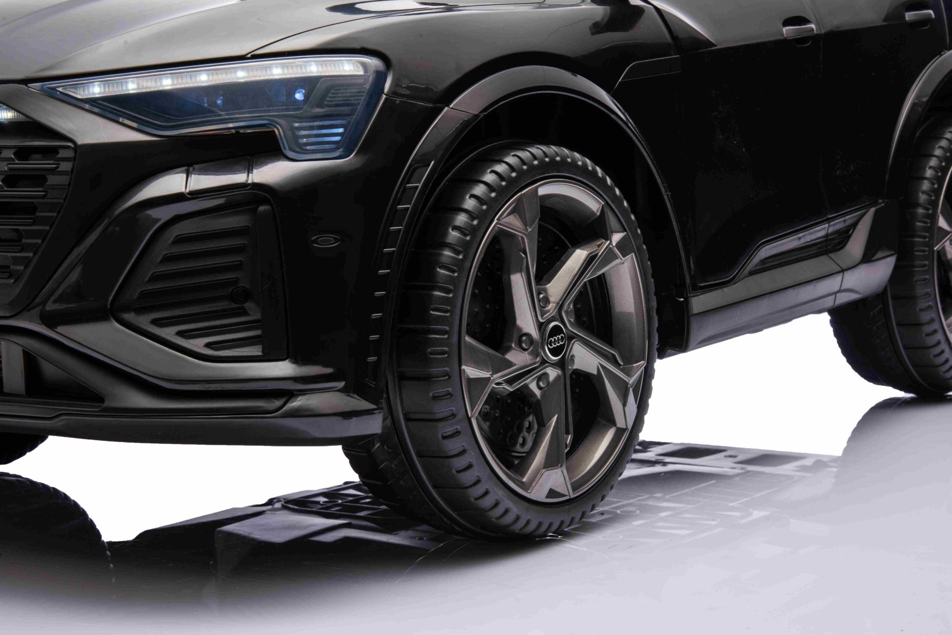 Licencirani auto na akumulator Audi SQ8 - crni