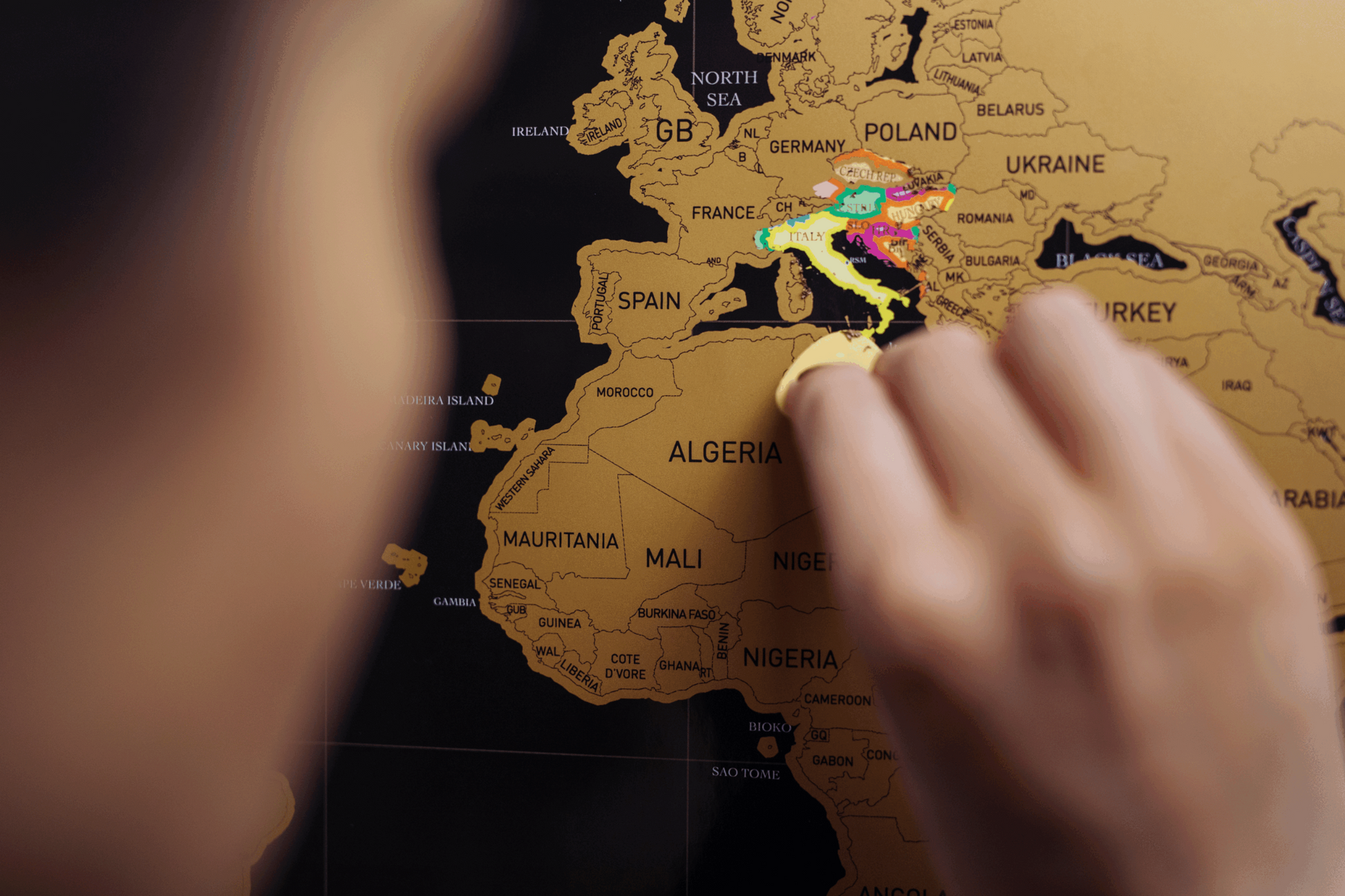 6848f24326e70829cfc6ee88_scratch-it-map-black-4-scaled_1761307468200.gif