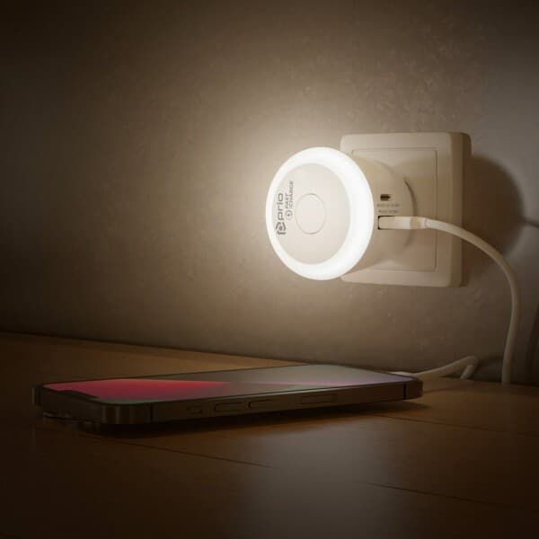 Prio Fast Charge nástěnná nabíječka 20W PD (USB C) + QC 3.0 (USB A) noční světlo bílá