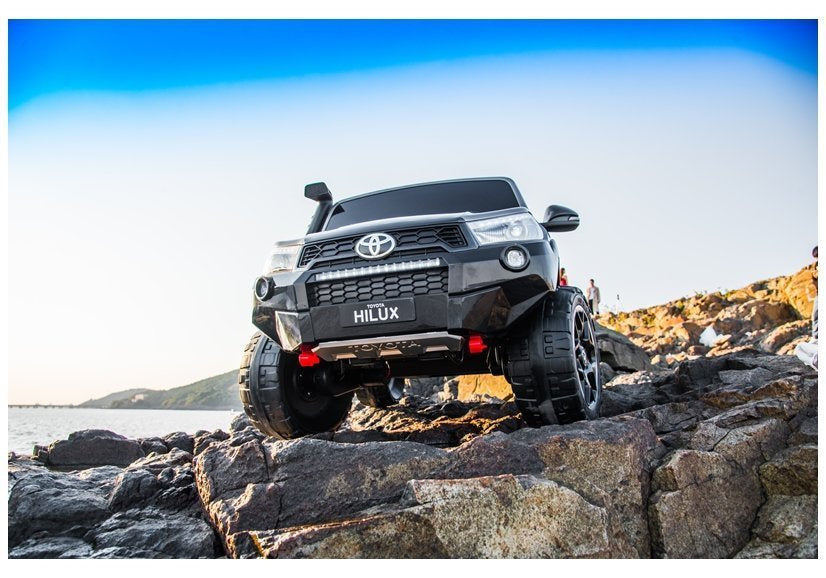 Licencirani auto na akumulator Toyota Hilux 4x4 - dvosjed - bijeli