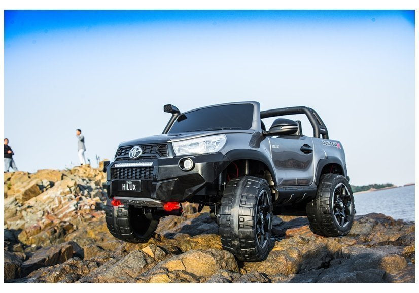 Licencirani auto na akumulator Toyota Hilux 4x4 - dvosjed - crni/lakirani