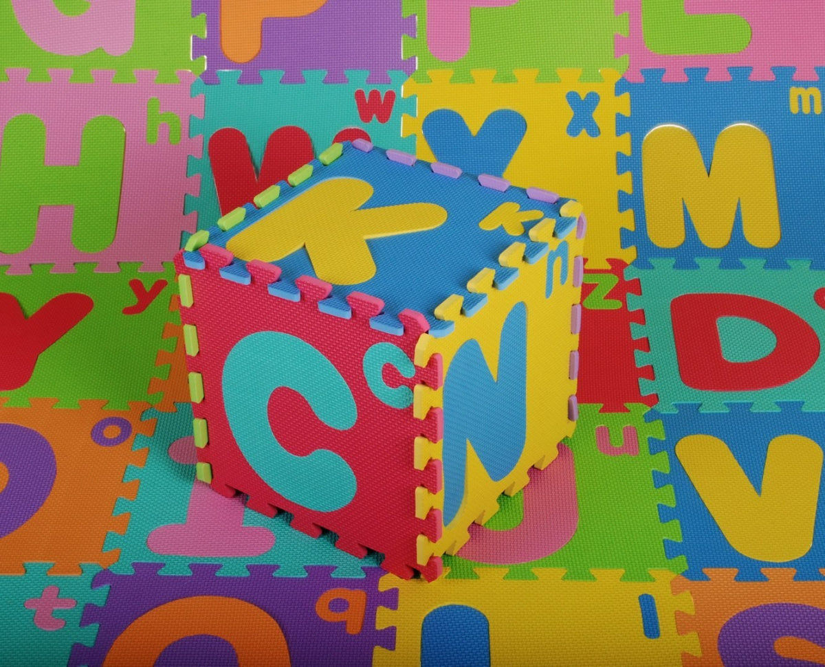Edukativna podloga za igru - puzzle velika i mala slova