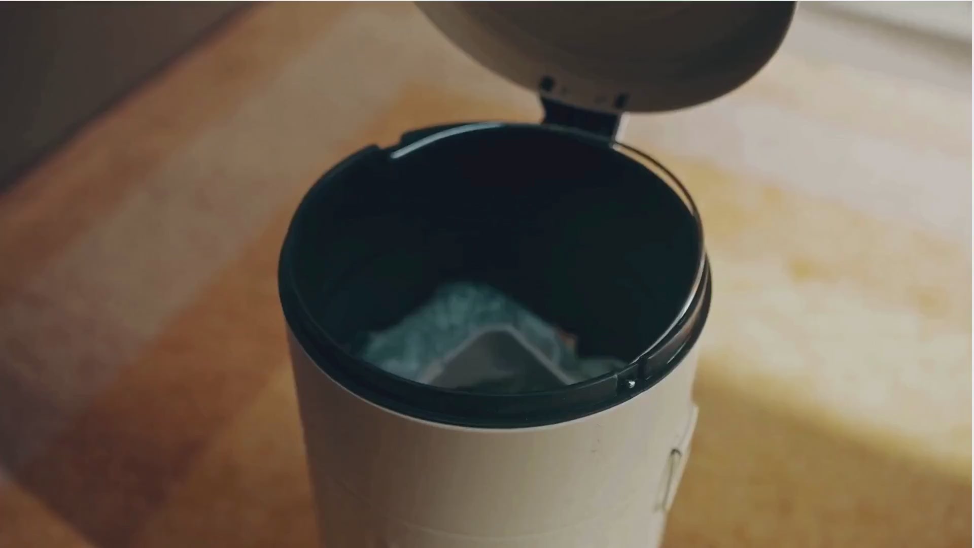 Načíst video: Reencle Prime – elektrický domácí kompostér (barva Star White)
